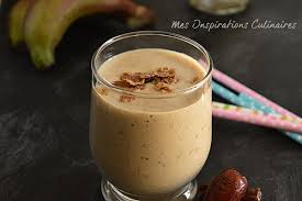 Un gros plan d'un smoothie dans un verre sur une table.