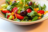 Un gros plan d'une salade dans un bol sur une table.