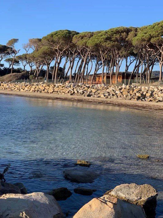 Ristorante del resort affacciato sul mare