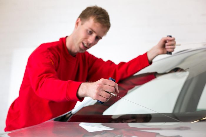worker removing the windshield