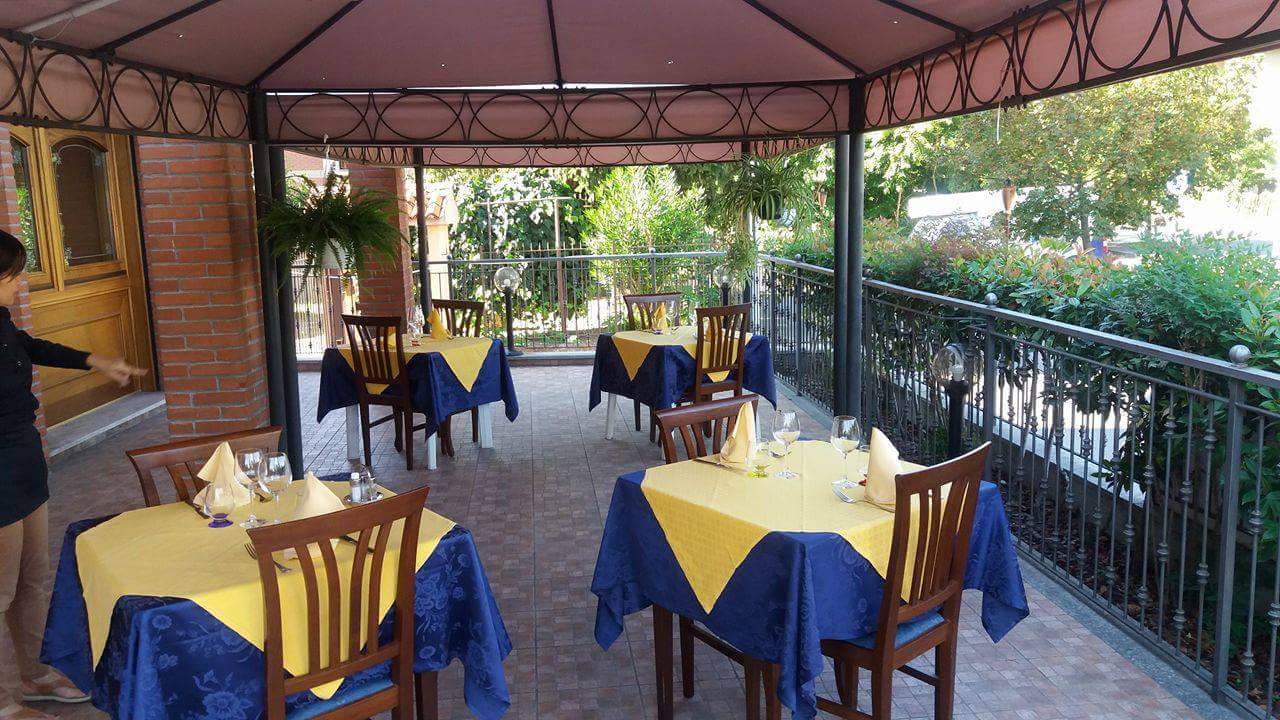 Tavoli all'esterno