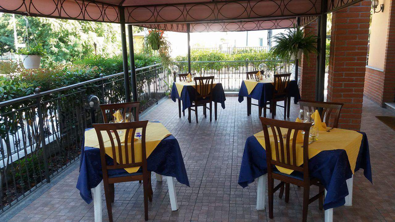 Tavoli all'esterno