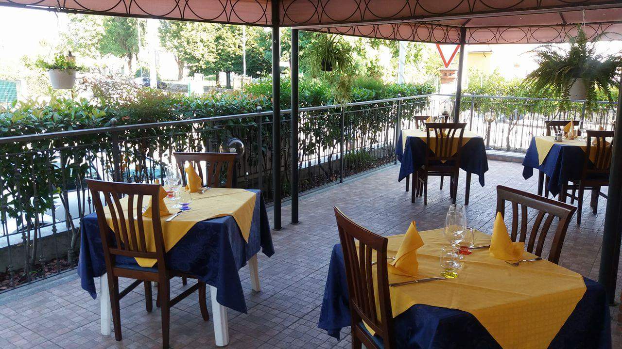 Tavoli all'esterno