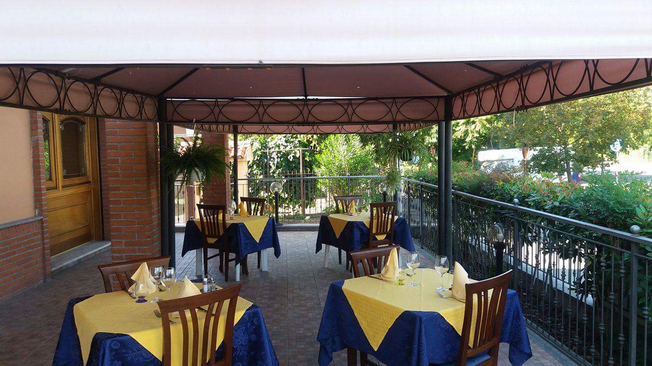 Tavoli all'esterno