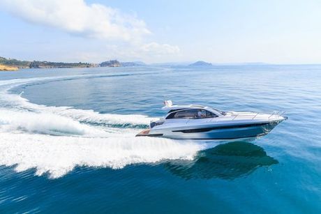 motoscafo sfreccia nell'acqua