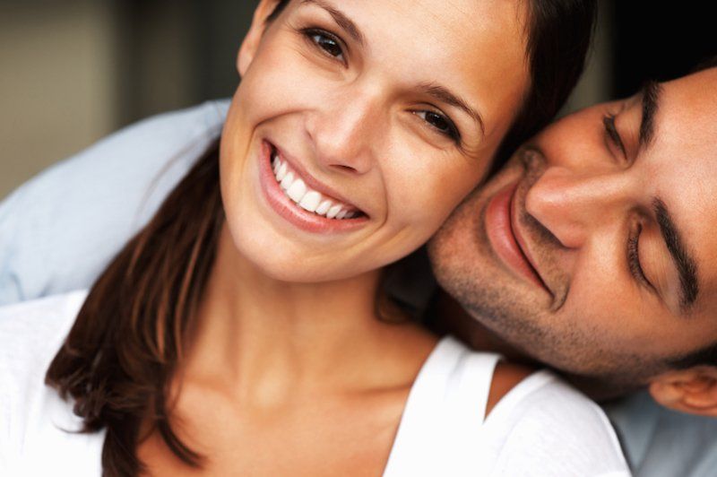 Image of a couple with beautiful white teeth - best dentist tuscaloosa 35401