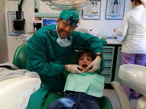 Dr. Sechi Alessandro con un bambino durante una visita dentistica