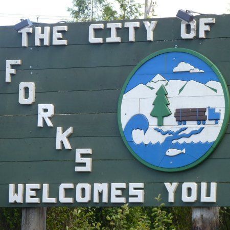 A sign that says the city of forks welcomes you