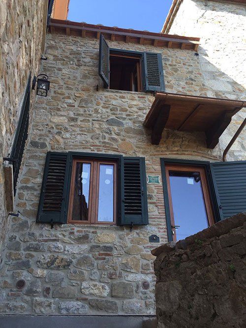 delle finestre con le persiane aperte