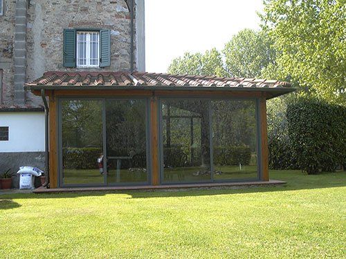 un prato e una veranda