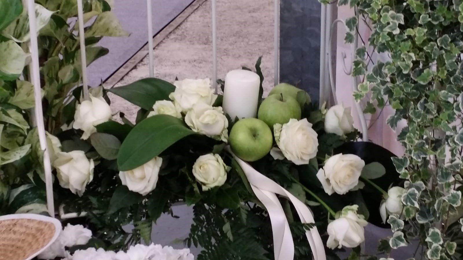 Rose bianche e mele