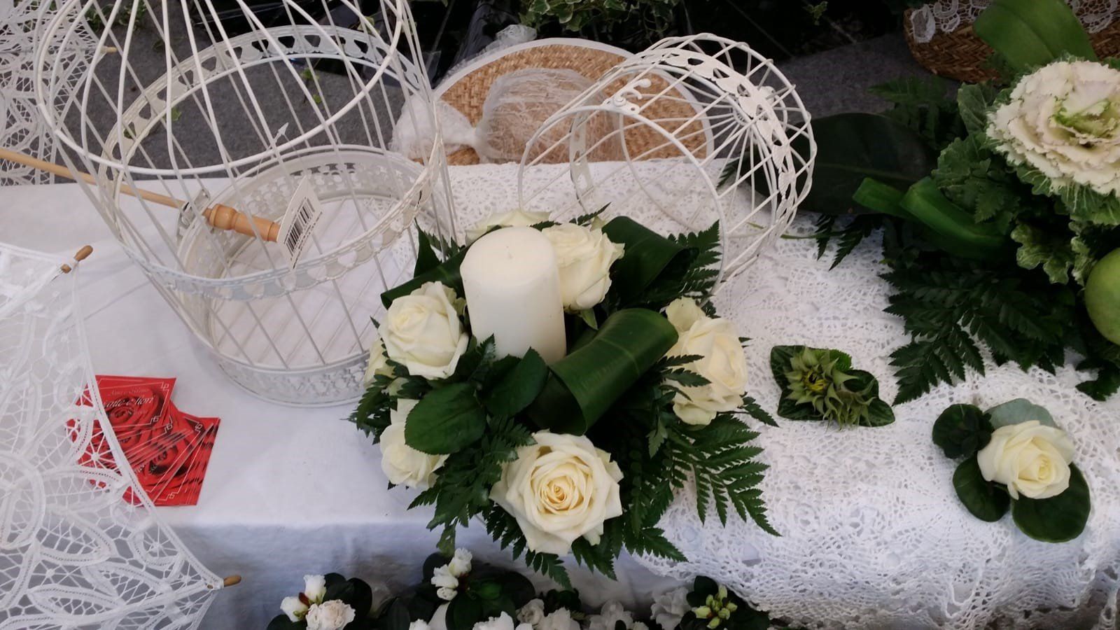 Composizione con rose bianche