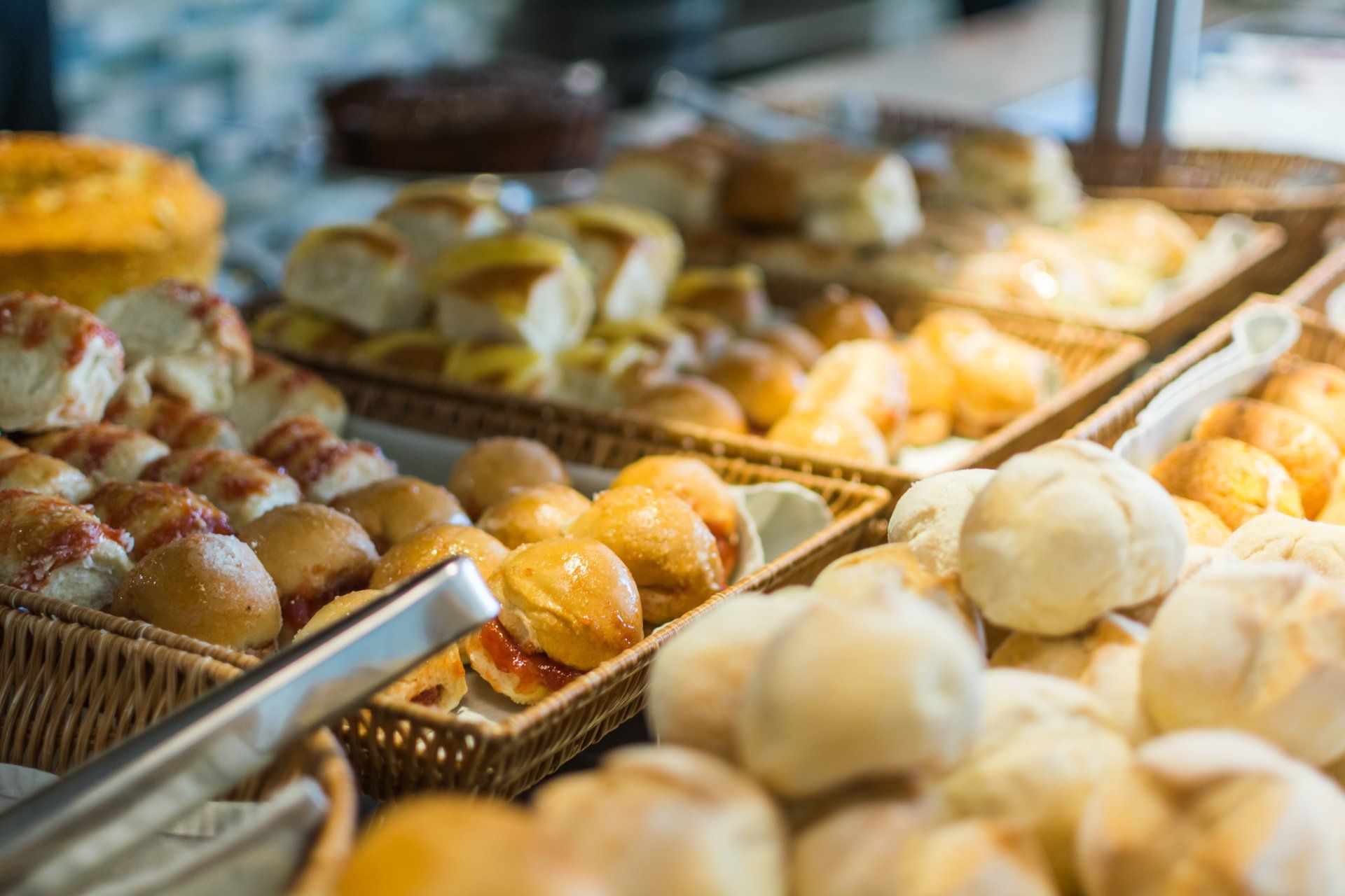 Há muitos tipos diferentes de pão na mesa.