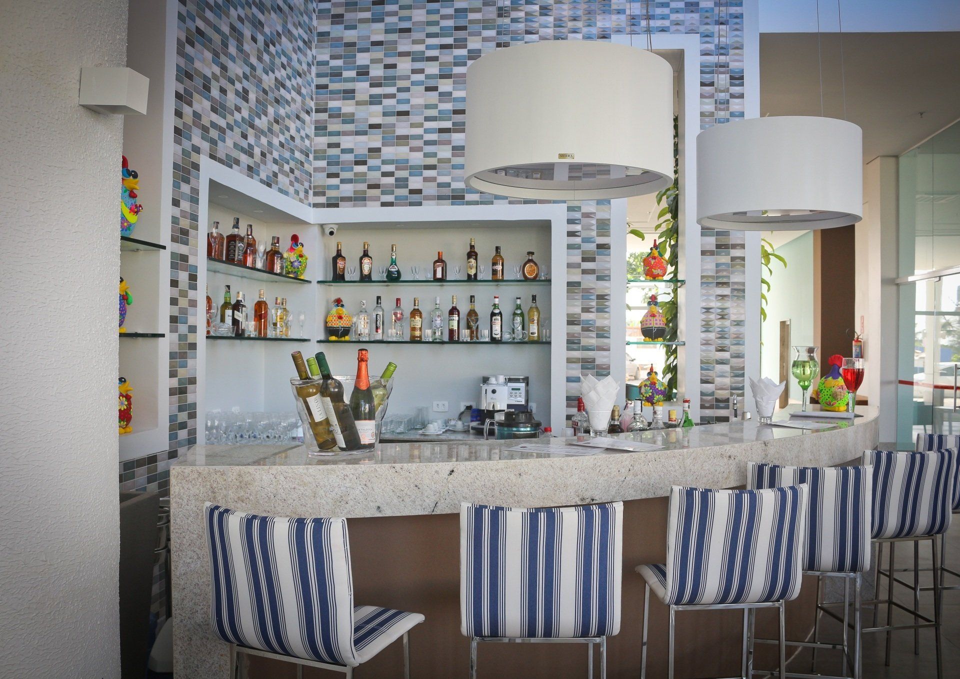 Um bar com muitas garrafas