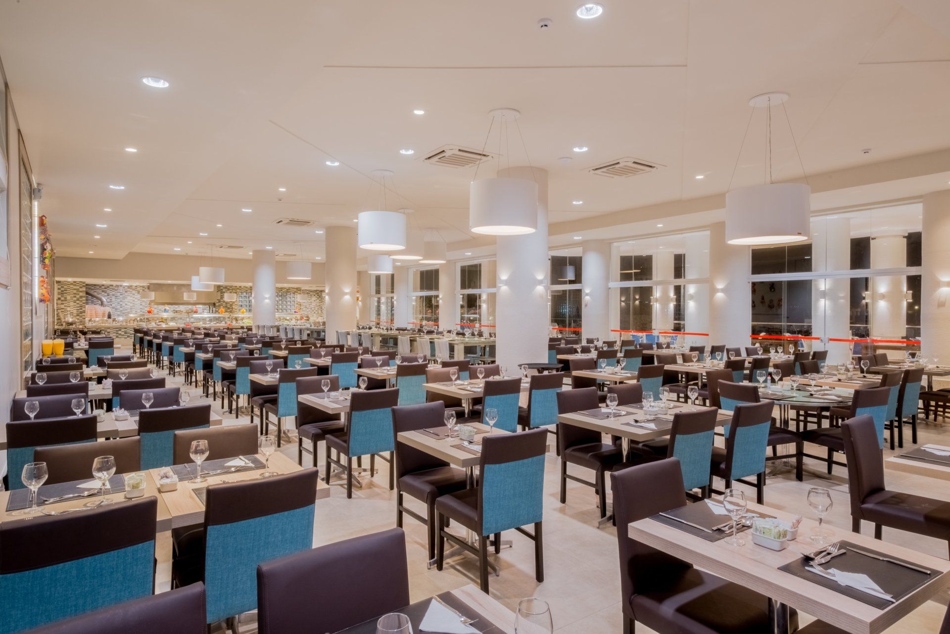 Uma grande sala de jantar cheia de mesas e cadeiras.