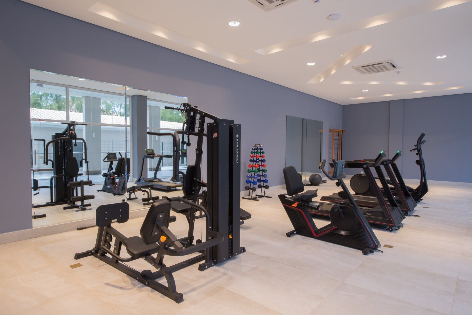 Uma grande academia cheia de equipamentos de exercícios.