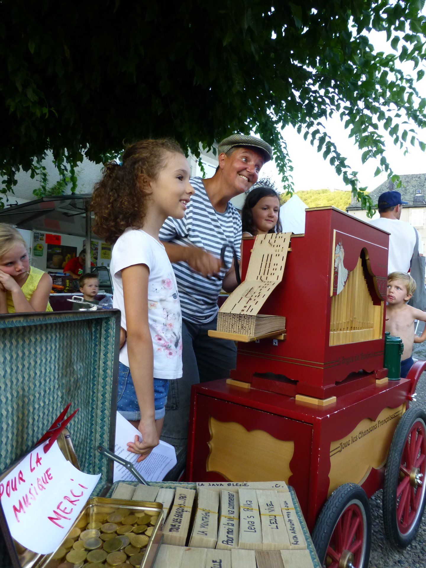 Op een markt in Frankrijk samen zingen