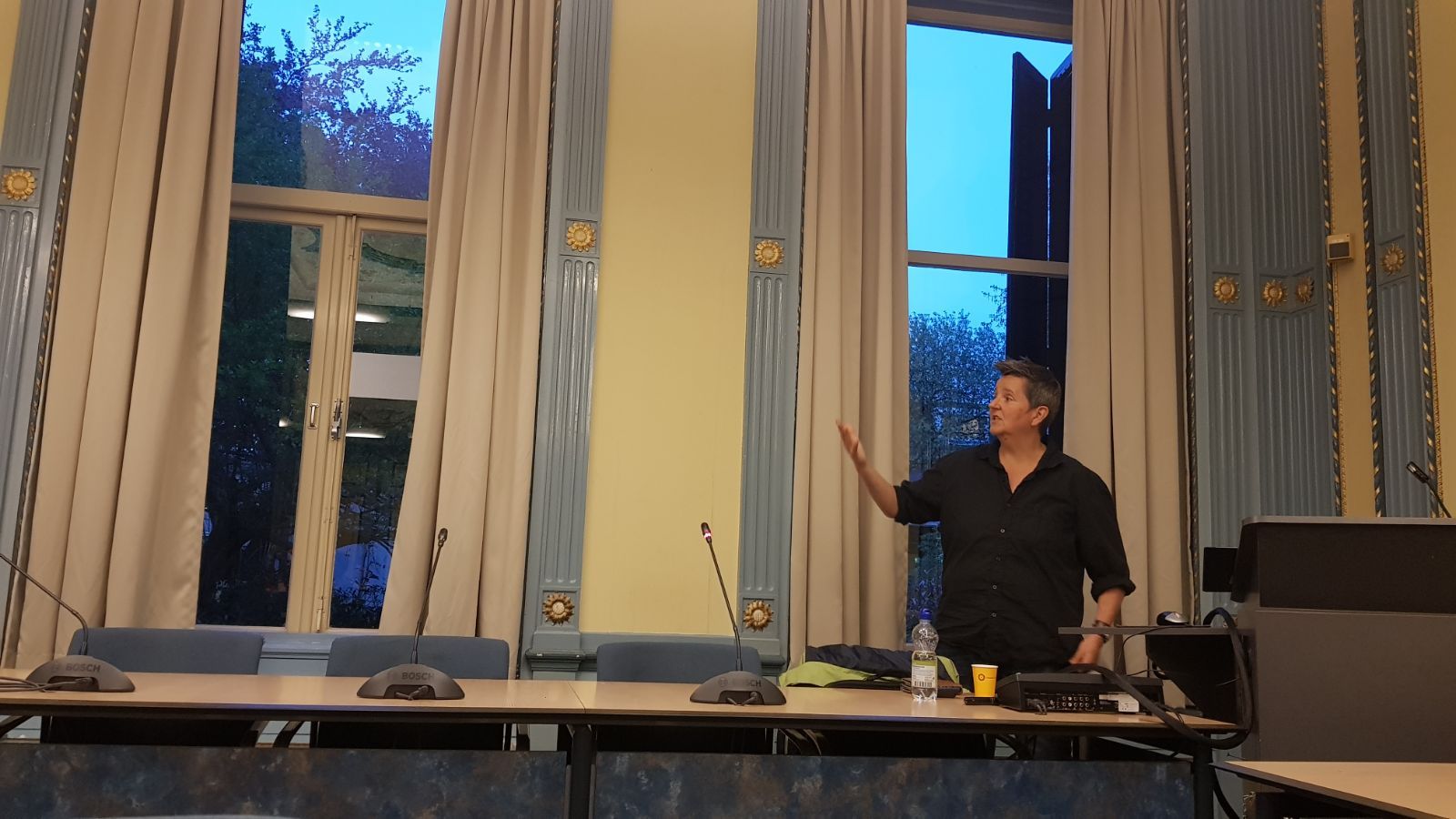 In actie tijdens een lezing
