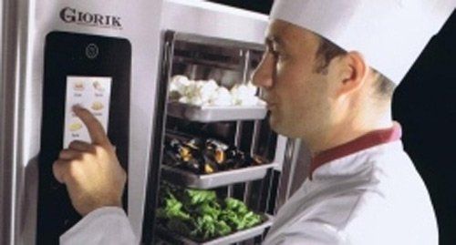 Chef che utilizza un forno professionale