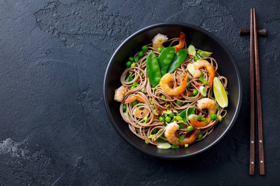 ciotola di spaghetti con gamberetti
