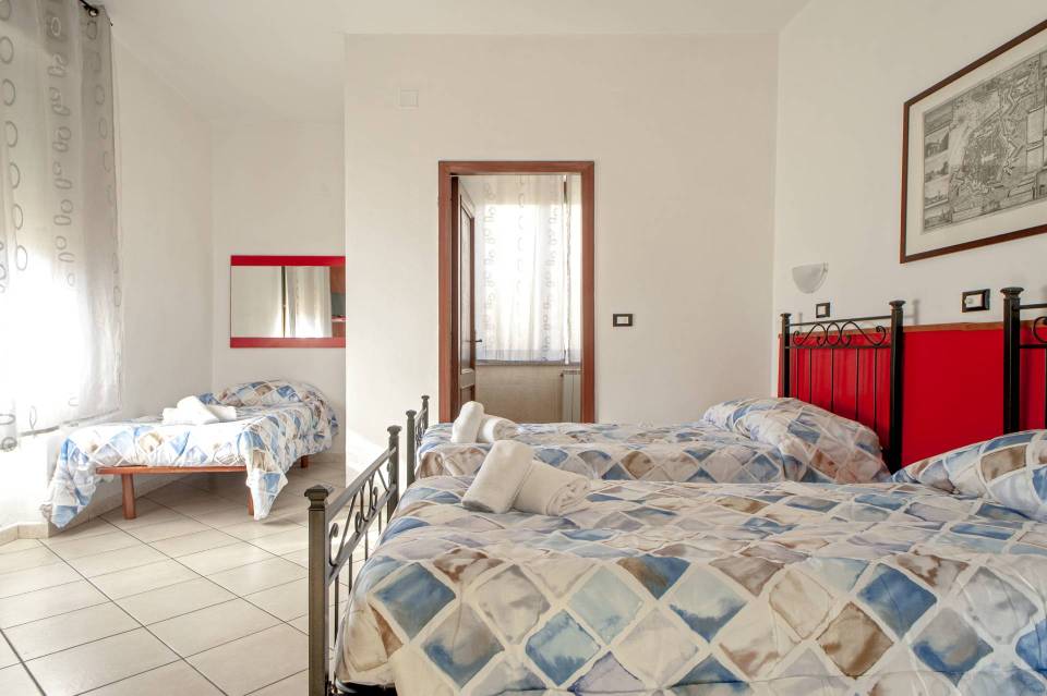 letto all'interno di una camera