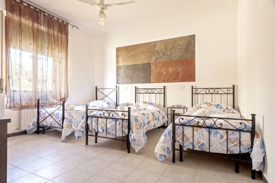 bedroom with three single beds