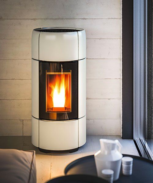 stufa a pellet bianca dal design moderno