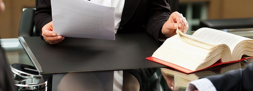 Donna efettua una consulenza tecnica di parte