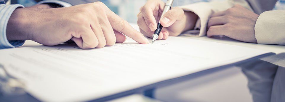 Uomo firma modulo per aprire la propria partita iva