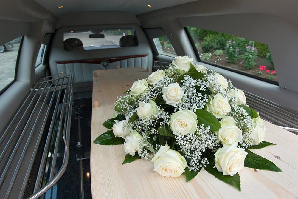trasporto bara con fiori bianchi