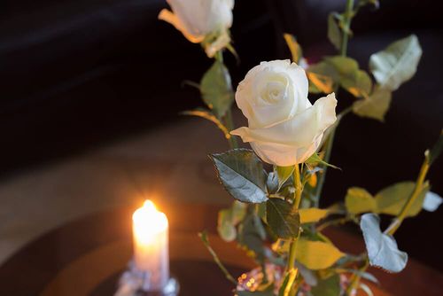 Candele e rose bianche