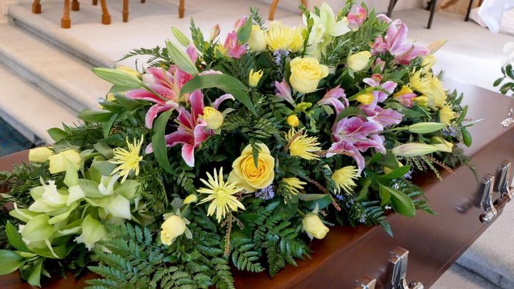 bara in chiesa con fiori