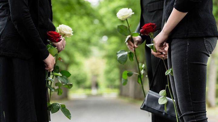 persone in piedi con rose in mano