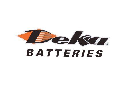Il logo di Deka Batteries presenta una scritta nera su uno sfondo arancione a forma di diamante sulla lettera D.