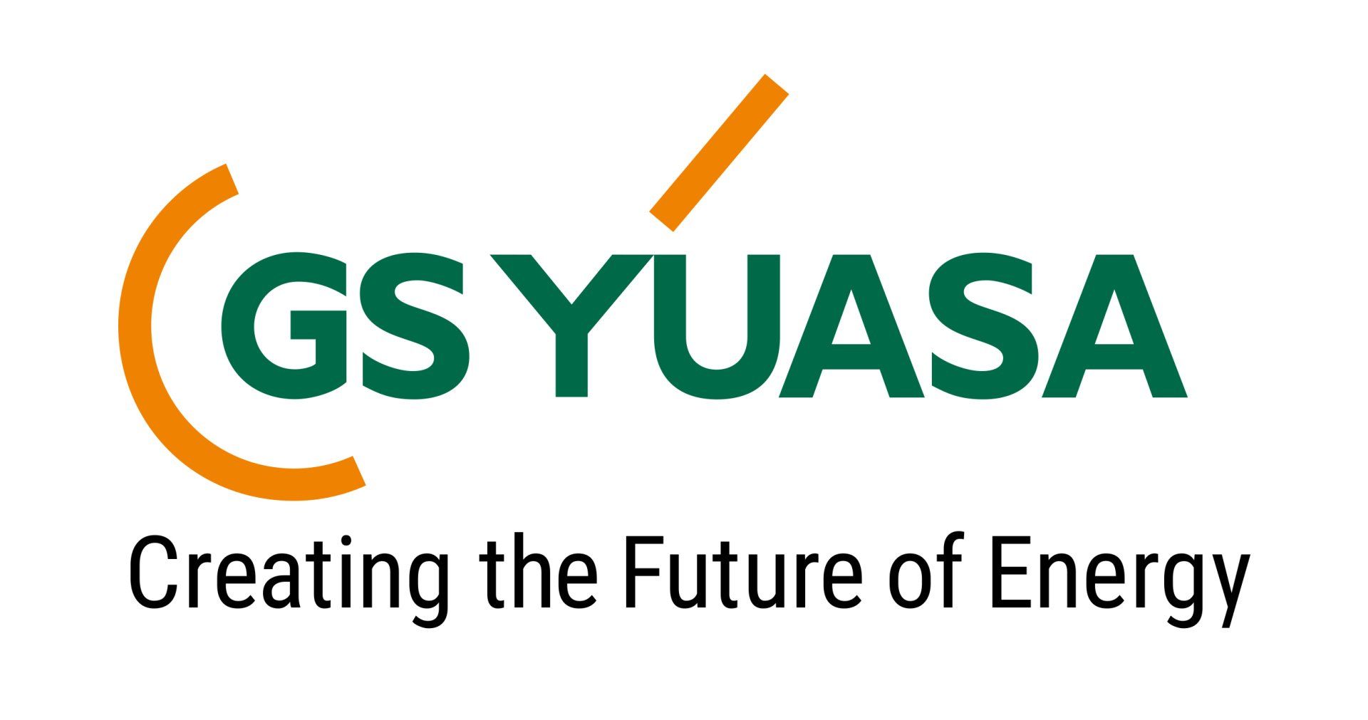 Il logo GS Yuasa, caratterizzato da testo verde scuro con una linea curva arancione e un trattino diagonale, oltre allo slogan sottostante.