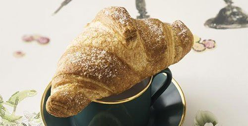 croissant su una tazzina