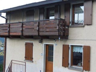 balcone con parapetto in legno