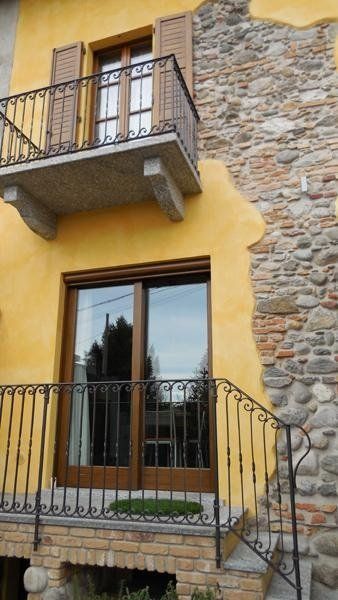 facciata con finestra e porta finestra