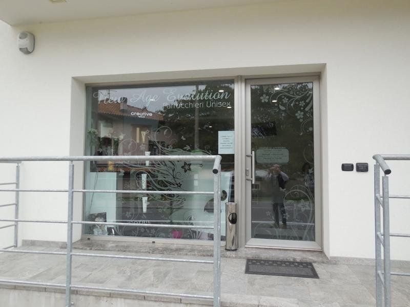 vetrina con porta in vetro