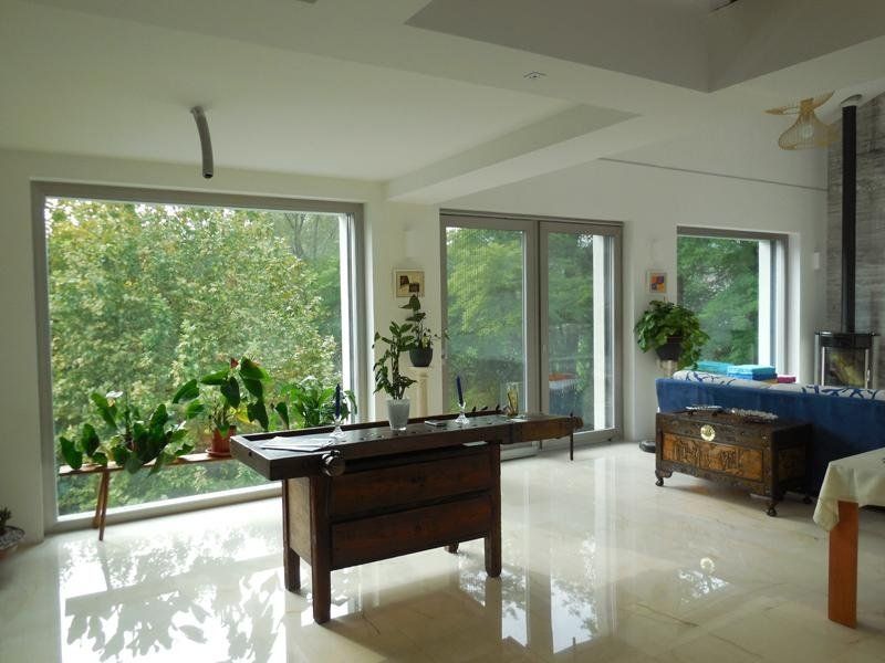 sala con ampie vetrate