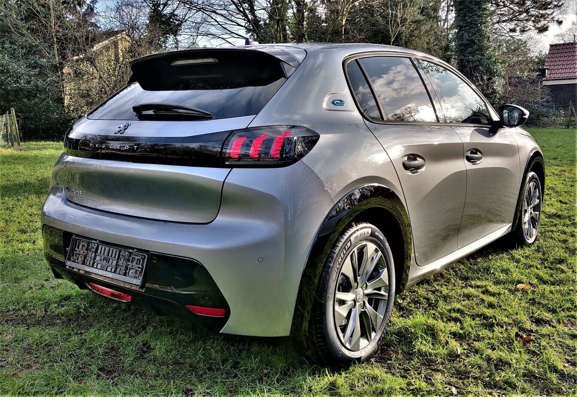 Peugeot e-208