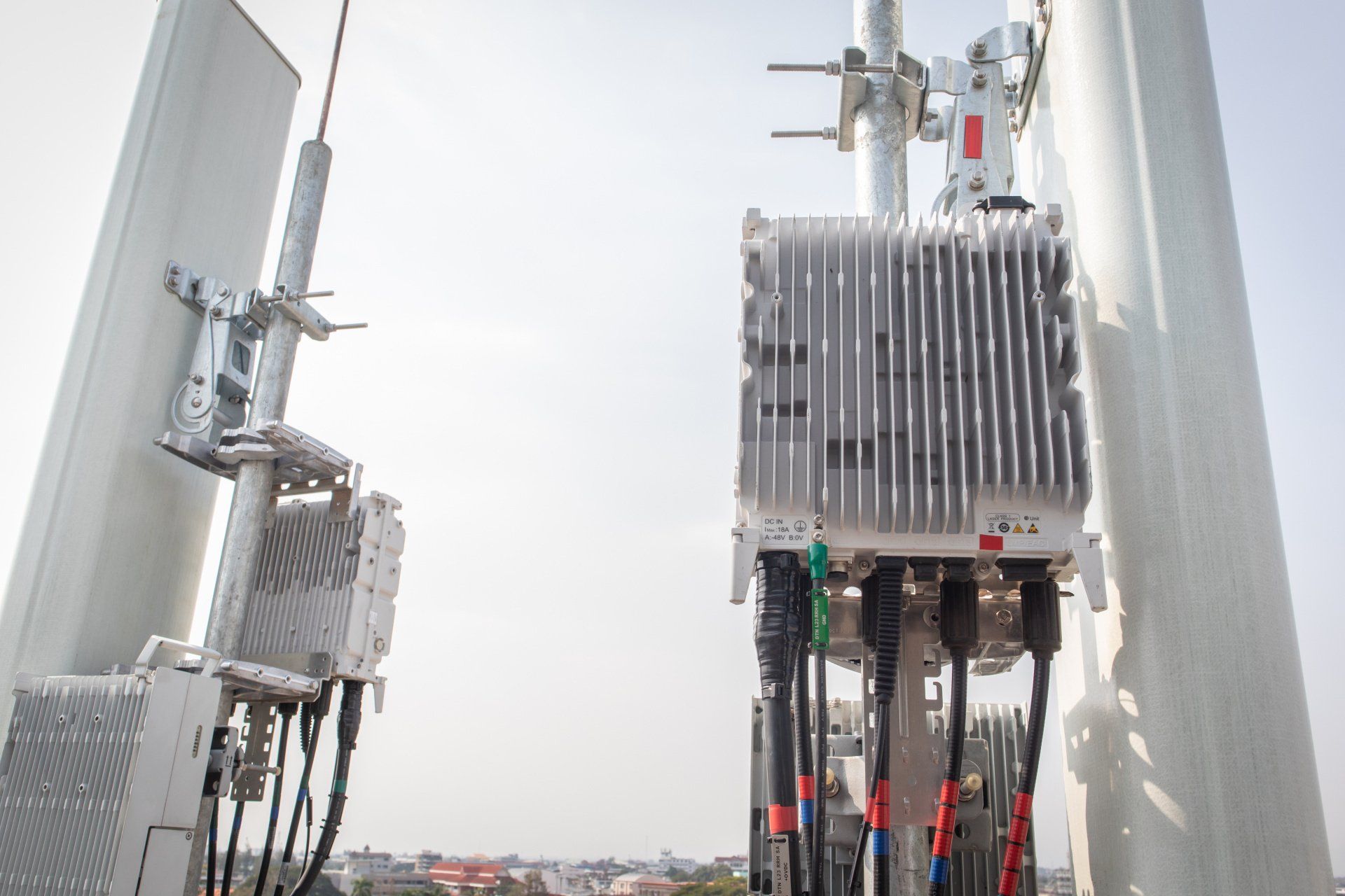 A bunch of antennas are sitting on top of a building.
