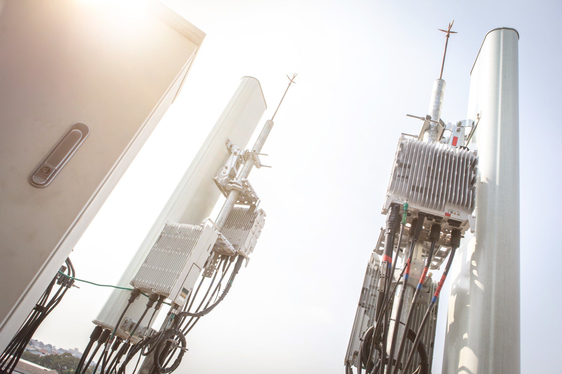 A bunch of antennas are sitting on top of a pole.