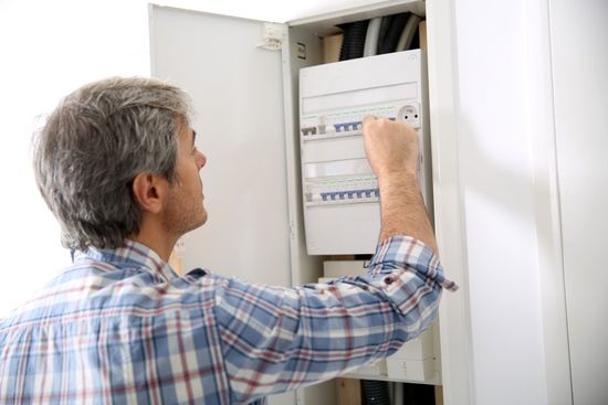Operatori realizzando la sistemazione di nuovi collegamenti Operatori realizzando la sistemazione di nuovi collegamenti