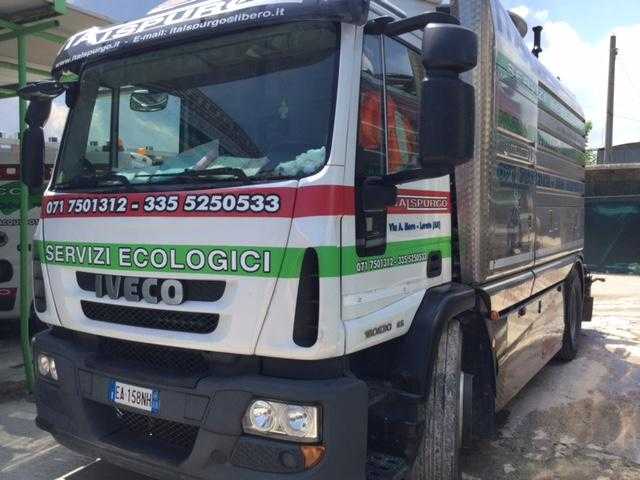 Camion di servizio Iveco bianco e verde con la scritta