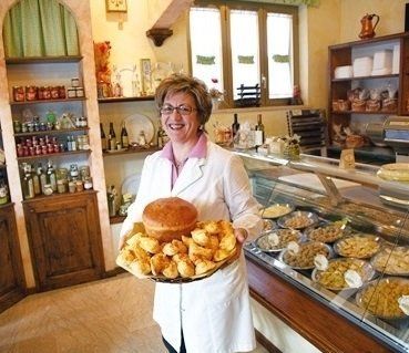 titolare del pastificio con vassoio