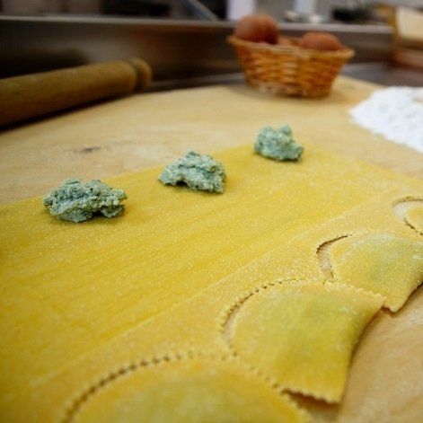 dei ravioli a forma mezzaluna