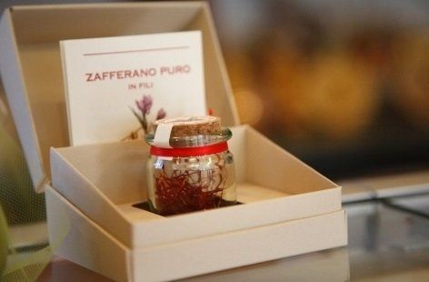 un barattolo di zafferano puro in fili