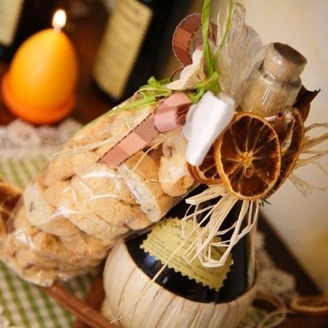 un pacchetto di cantuccini e una bottiglia di liquore