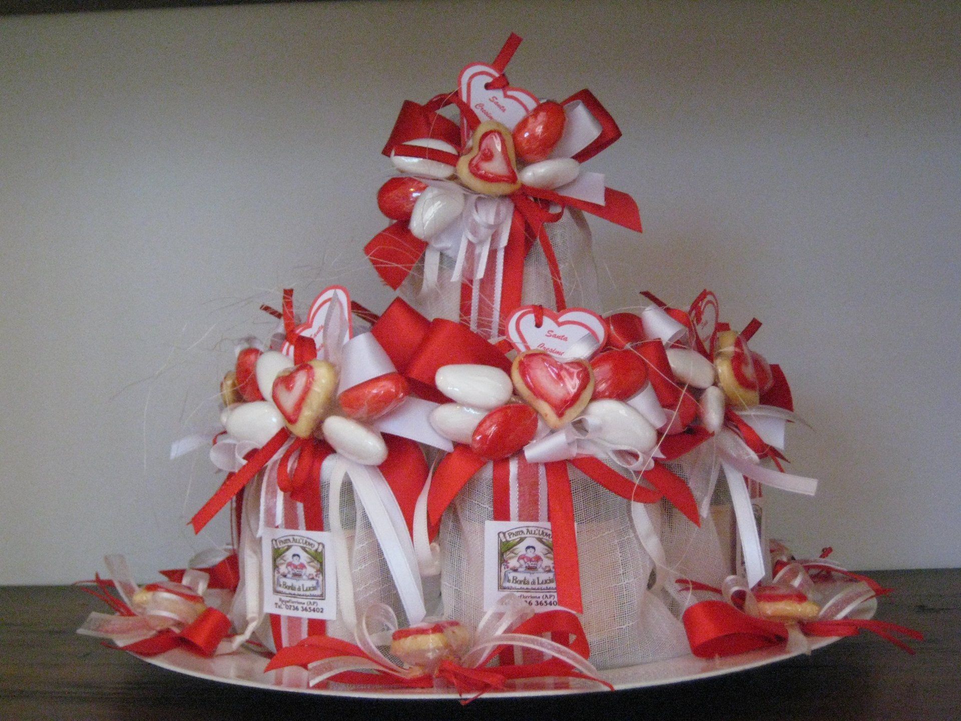 confezioni regalo in rosso e bianco